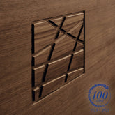 Dettaglio del decoro intagliato 'Comete' su superficie in legno di noce canaletto, elemento distintivo della collezione Modigliani di Piombini. Logo del centenario 1925–2025 in basso a destra.